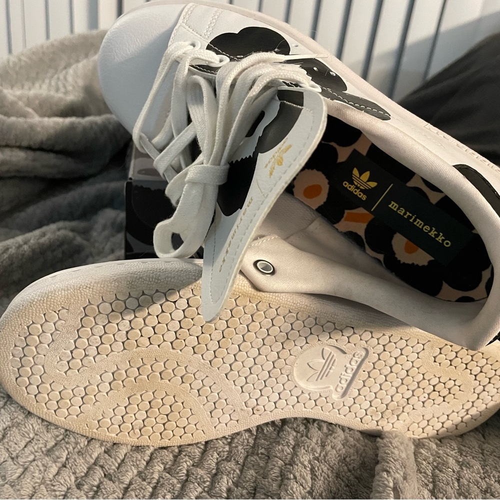 adidas Originals x Marimekko White Sneakers with Black Floral Print - Picture 5 of 10